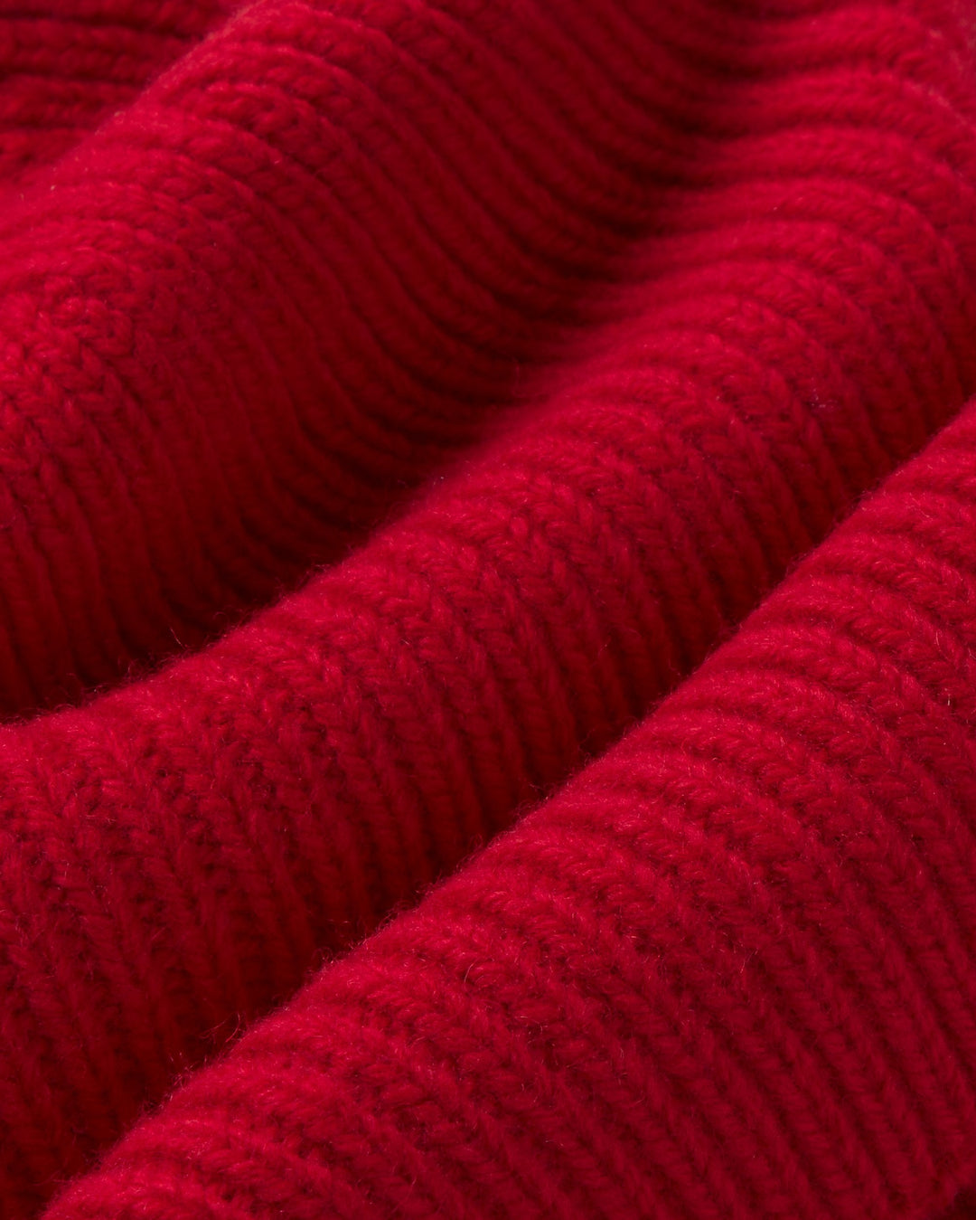 Beanie Amor Rot von Thinking MU, Nahaufnahme Rippstrick