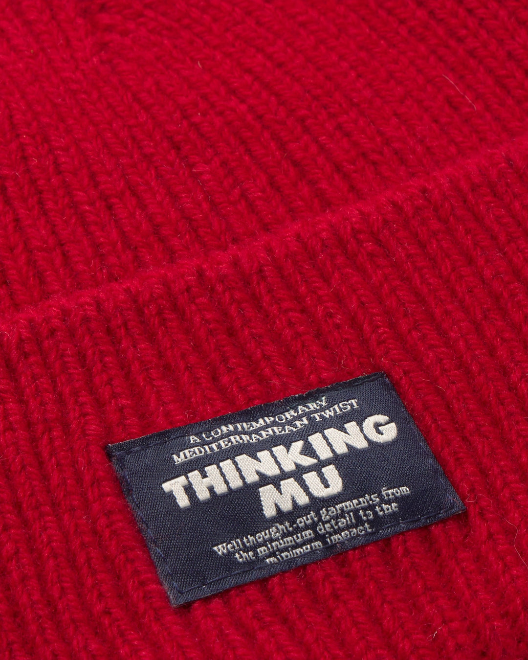 Beanie Amor Rot von Thinking MU, Nahaufnahme Label