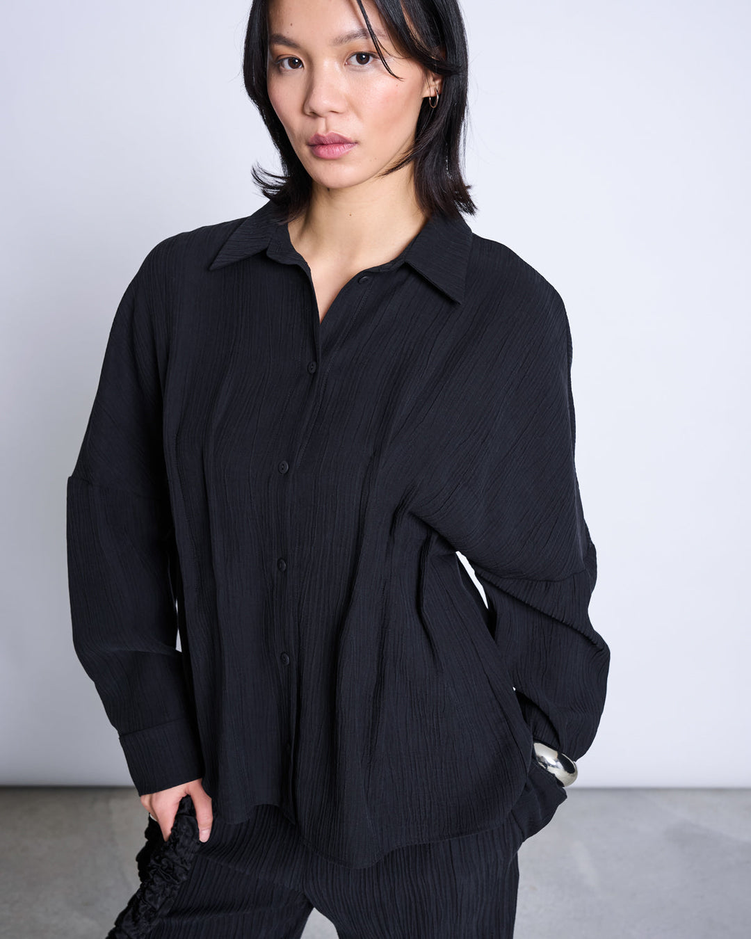Bluse Gathered Blouse Calva Black von JAN 'N JUNE – Detailansicht