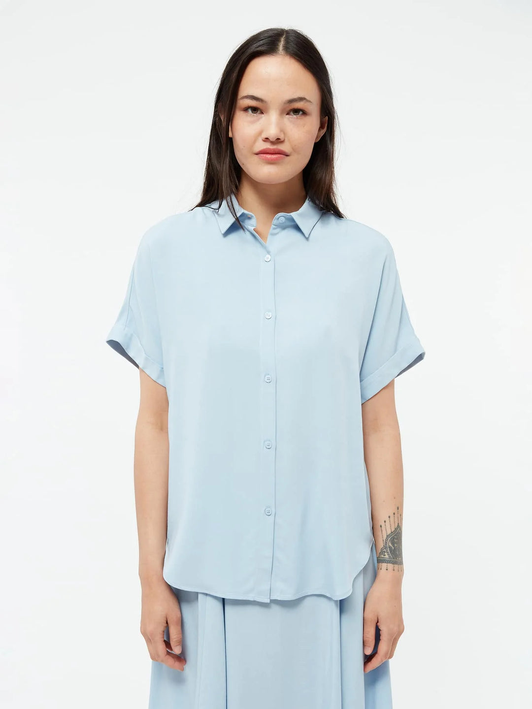 Bluse GBSarah Ice Water Blue von Givn Berlin – Model ganze Figur mit Rock