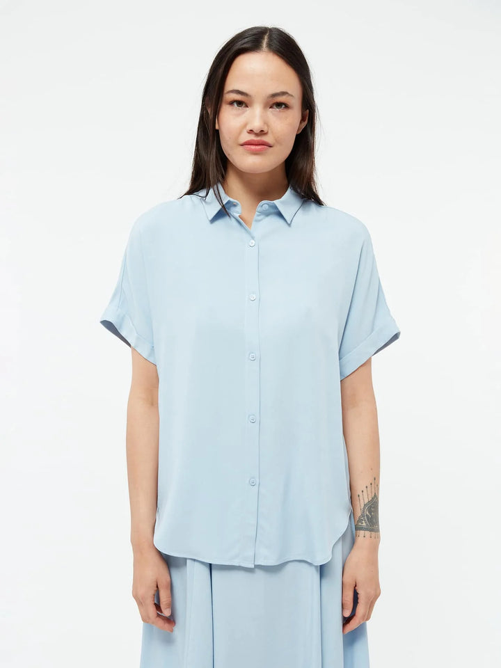 Bluse GBSarah Ice Water Blue von Givn Berlin – Model ganze Figur mit Rock