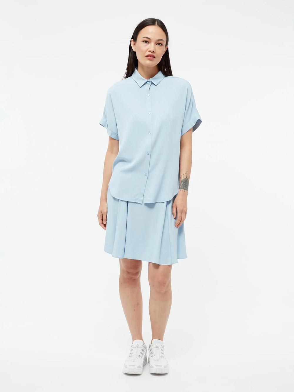 Bluse GBSarah Ice Water Blue von Givn Berlin – Model von vorn mit Hemdkragen und Knopfleiste
