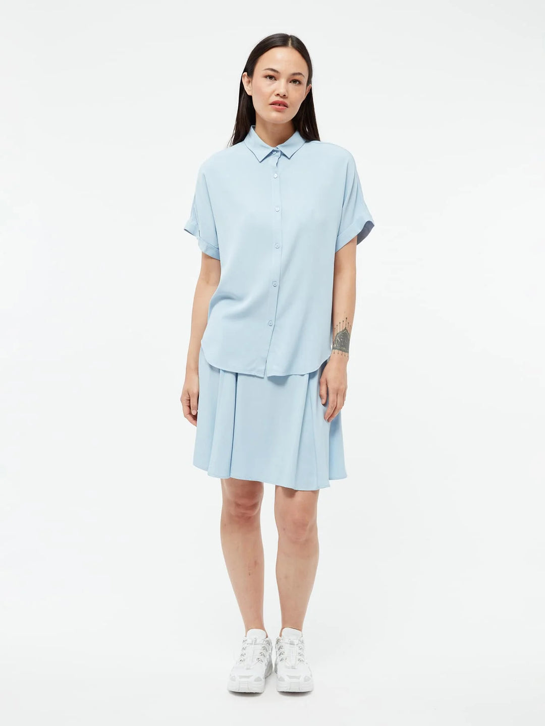 Bluse GBSarah Ice Water Blue von Givn Berlin – Model von vorn mit Hemdkragen und Knopfleiste