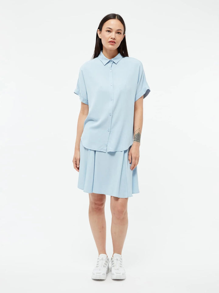 Bluse GBSarah Ice Water Blue von Givn Berlin – Model von vorn mit Hemdkragen und Knopfleiste