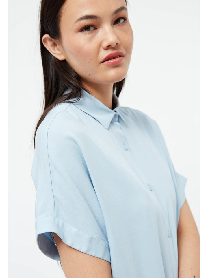 Bluse GBSarah Ice Water Blue von Givn Berlin – Detail Kragen und Kurzarm mit Aufschlag