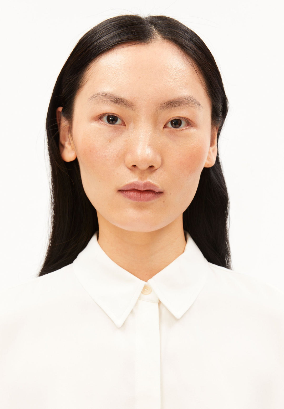 Langarmbluse LARISAANA in Off White von ARMEDANGELS, Detailansicht am Model