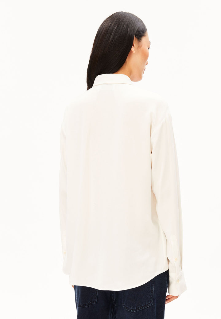 Langarmbluse LARISAANA in Off White von ARMEDANGELS, Seitenansicht am Model