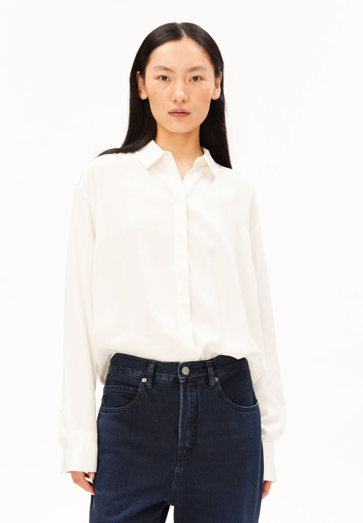 Model trägt Langarmbluse LARISAANA in Off White von ARMEDANGELS