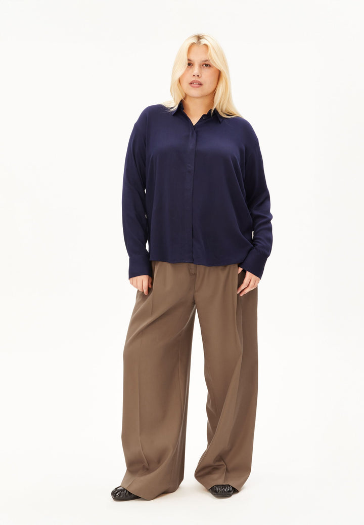 Langarmbluse LARISAANA in Tinted Navy von ARMEDANGELS, Nahaufnahme