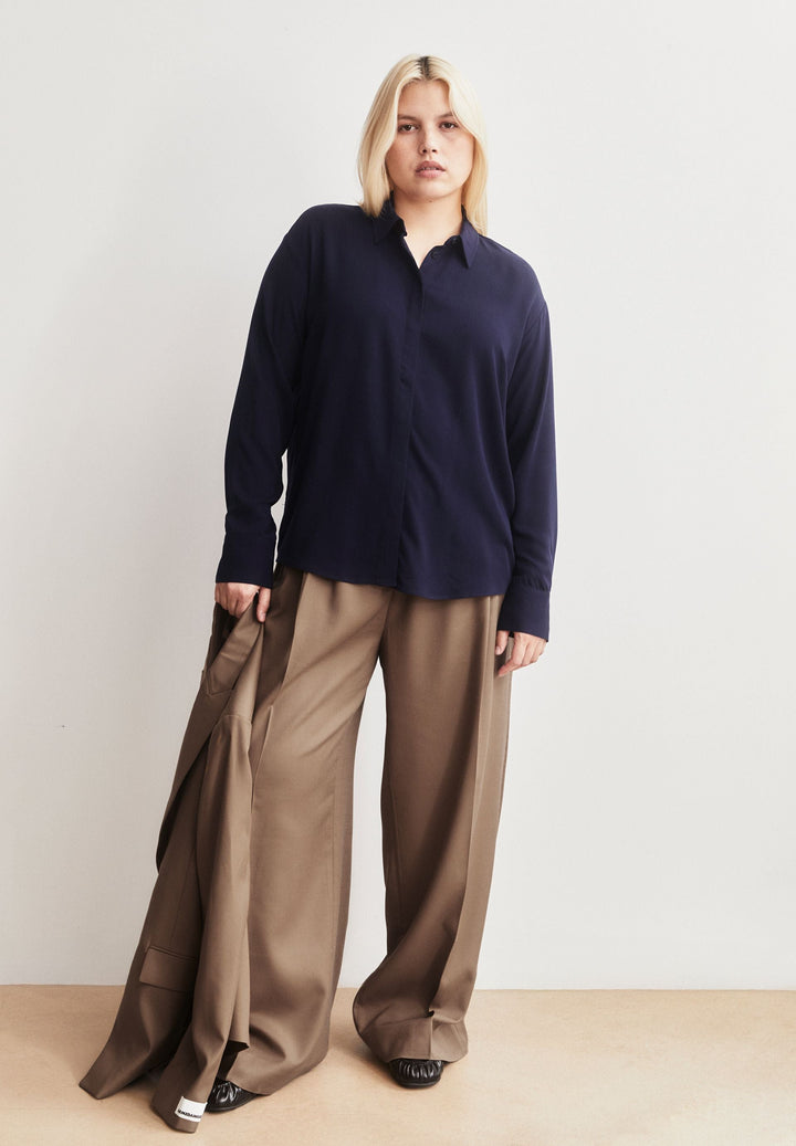 Langarmbluse LARISAANA in Tinted Navy von ARMEDANGELS, Detailansicht