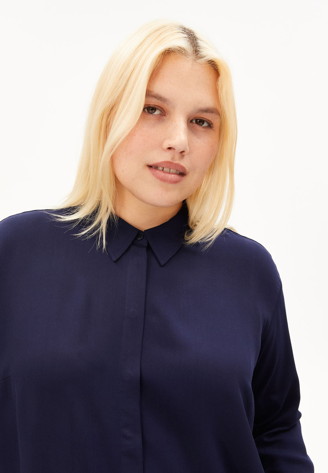 Langarmbluse LARISAANA in Tinted Navy von ARMEDANGELS, Detailansicht am Model