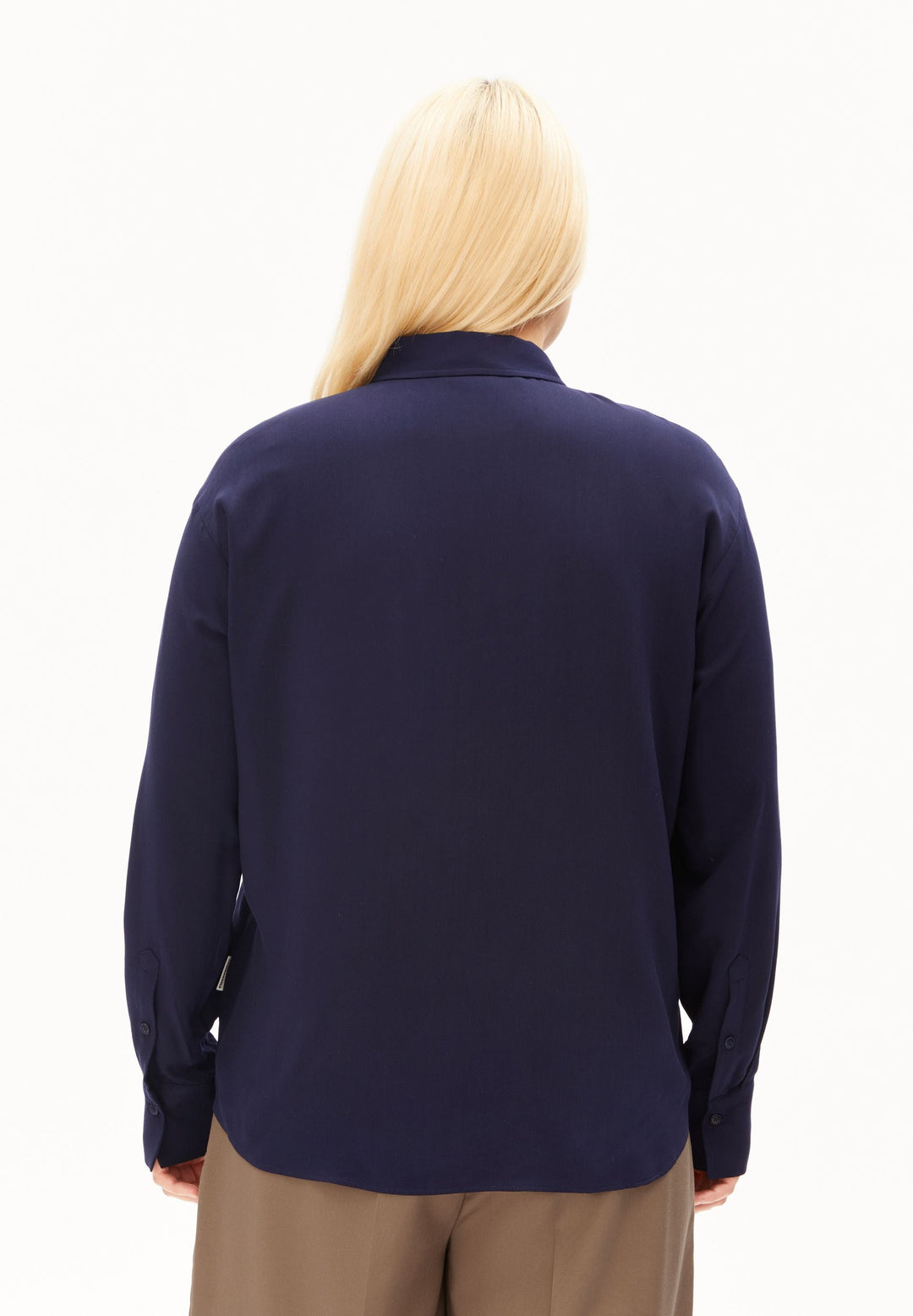Langarmbluse LARISAANA in Tinted Navy von ARMEDANGELS, Seitenansicht am Model