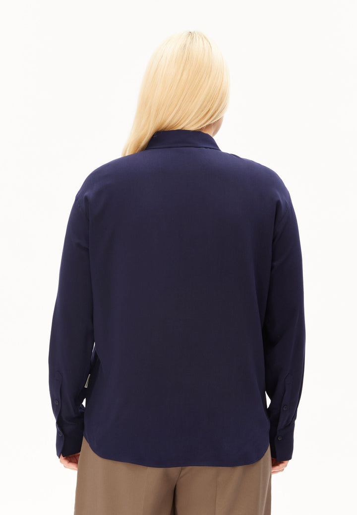 Langarmbluse LARISAANA in Tinted Navy von ARMEDANGELS, Seitenansicht am Model