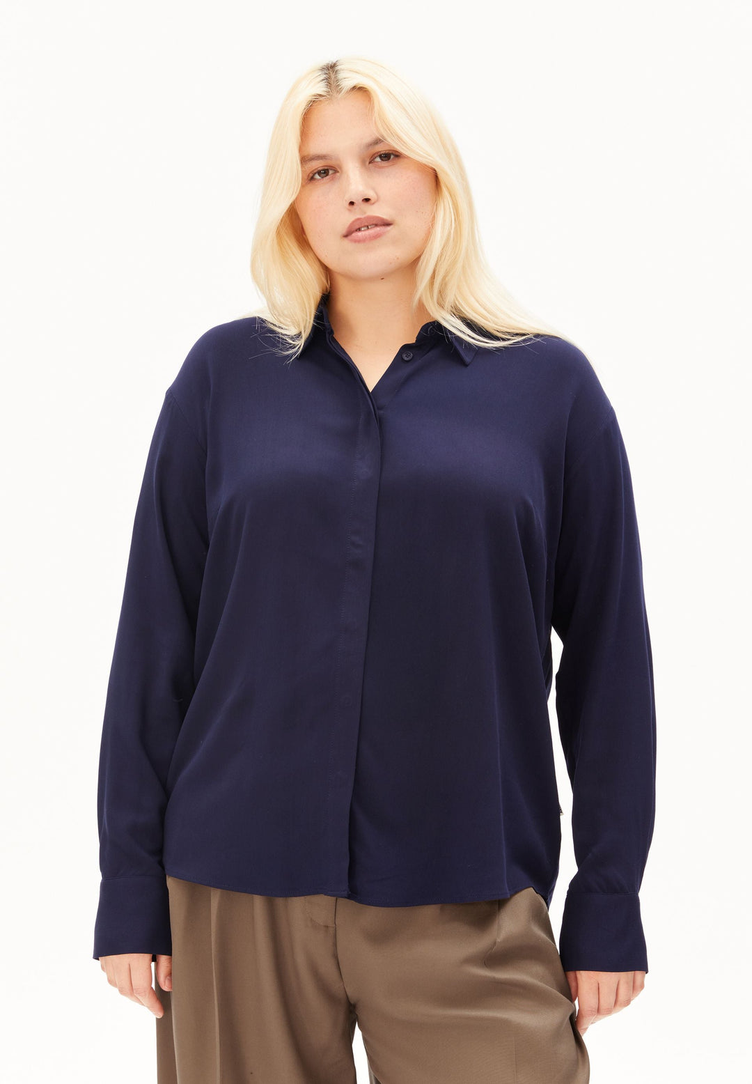 Model trägt Langarmbluse LARISAANA in Tinted Navy von ARMEDANGELS