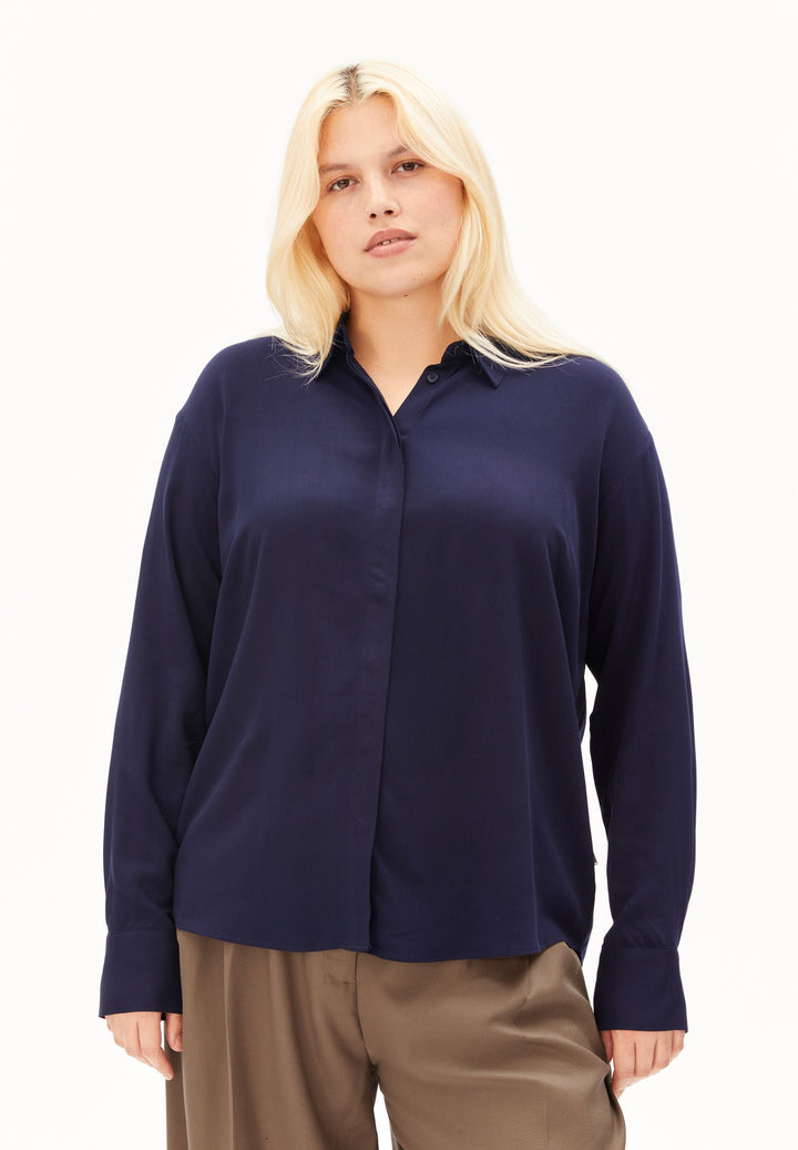 Model trägt Langarmbluse LARISAANA in Tinted Navy von ARMEDANGELS