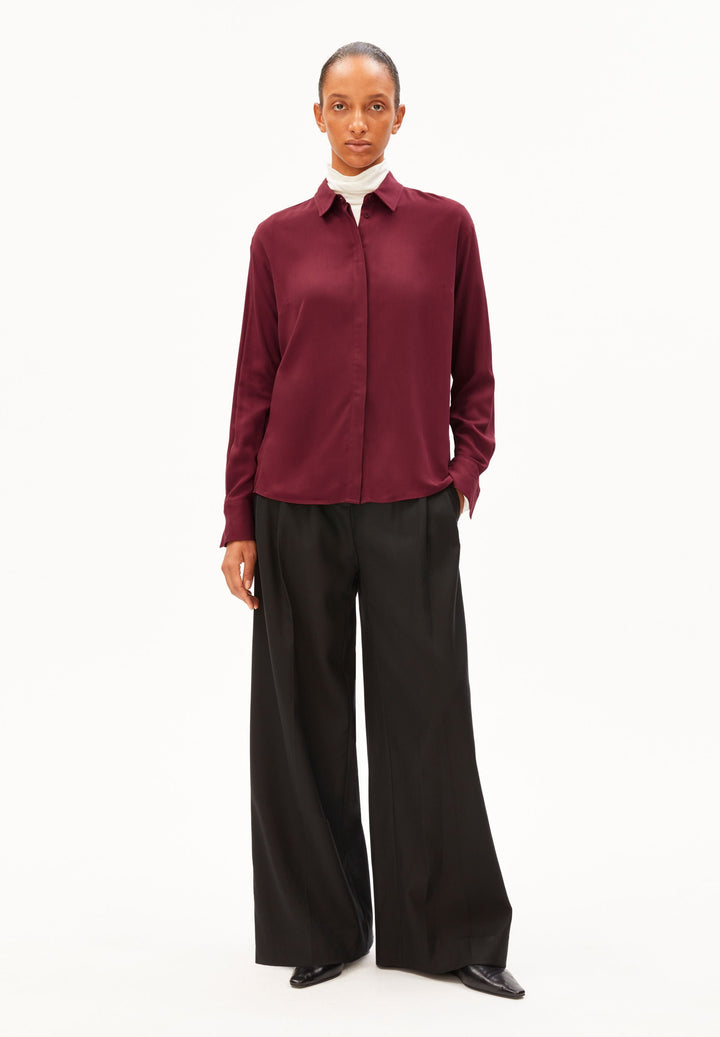 Bluse LARISAANA Langarm Velvet Red von Armedangels am Model von vorne