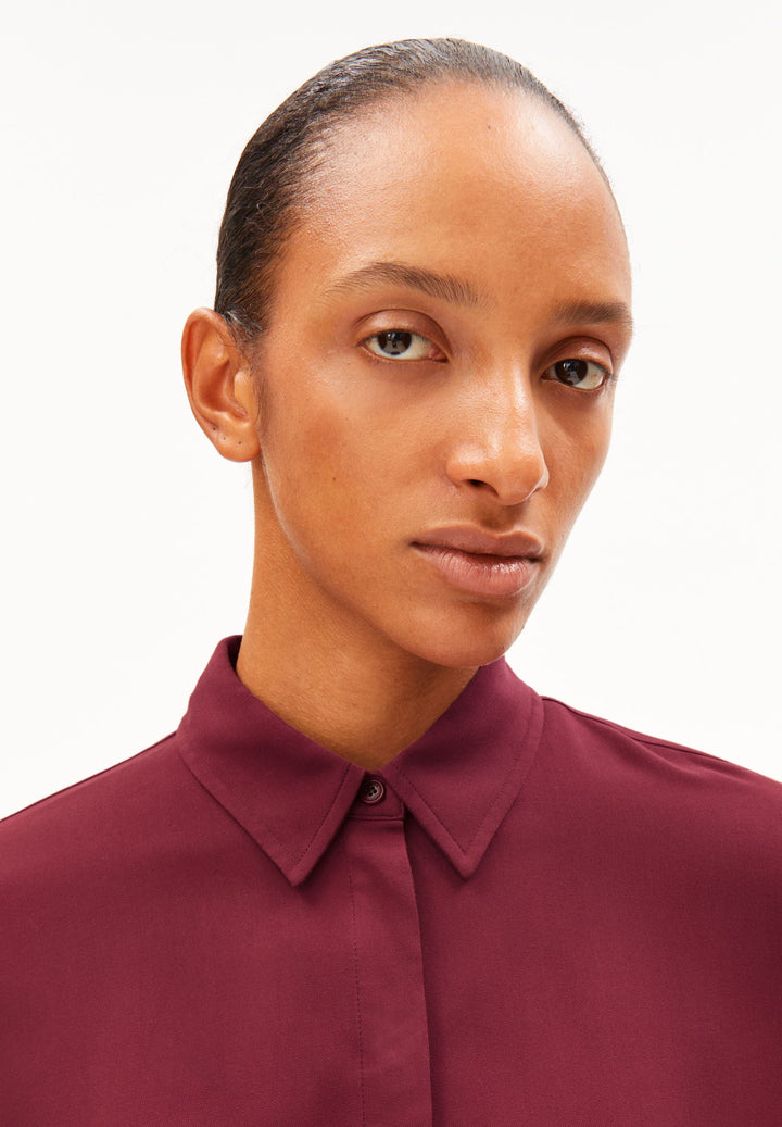 Bluse LARISAANA Langarm Velvet Red von Armedangels Detail Hemdkragen