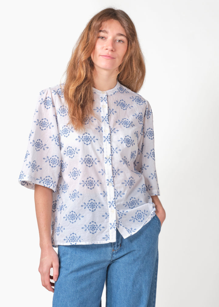 Bluse Mimi Stickerei White Surf Blue von Klitmøller Collective Hauptbild