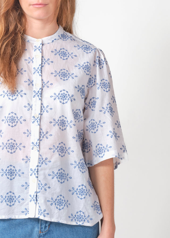 Bluse Mimi Stickerei White Surf Blue von Klitmøller Collective Ansicht 3