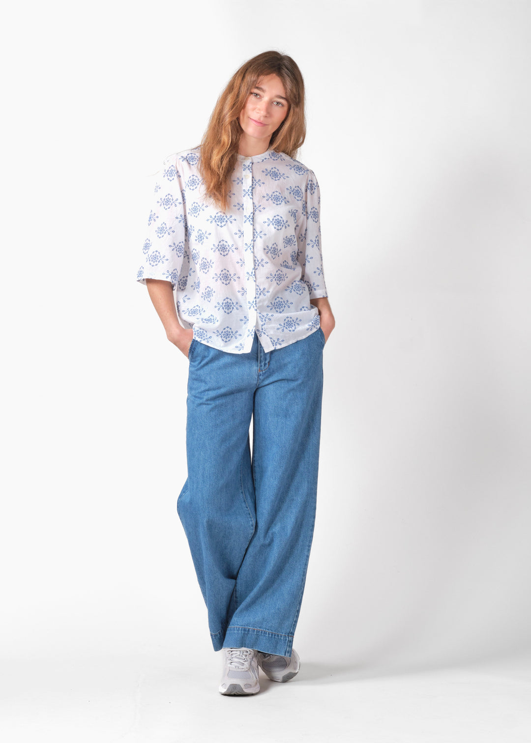 Bluse Mimi Stickerei White Surf Blue von Klitmøller Collective Ansicht 4