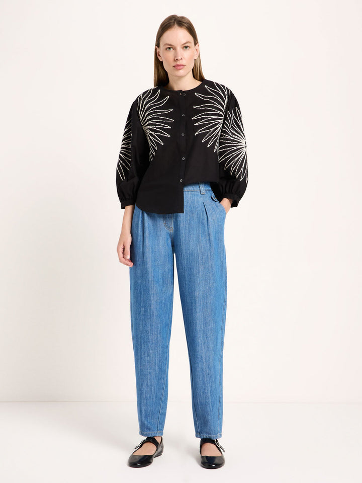 Bluse mit Stickerei GOTS Black von Lanius am Model