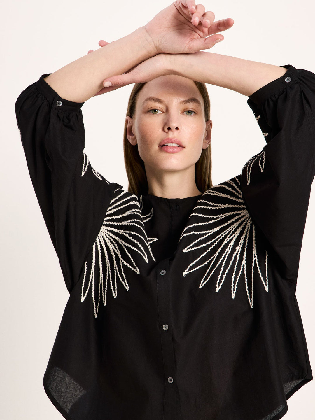 Bluse mit Stickerei GOTS Black von Lanius Detail Stickerei