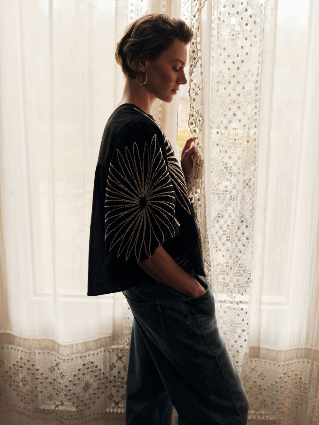 Bluse mit Stickerei GOTS Black von Lanius Seitenansicht