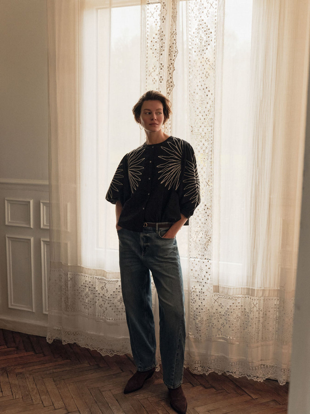 Bluse mit Stickerei GOTS Black von Lanius Styling-Look