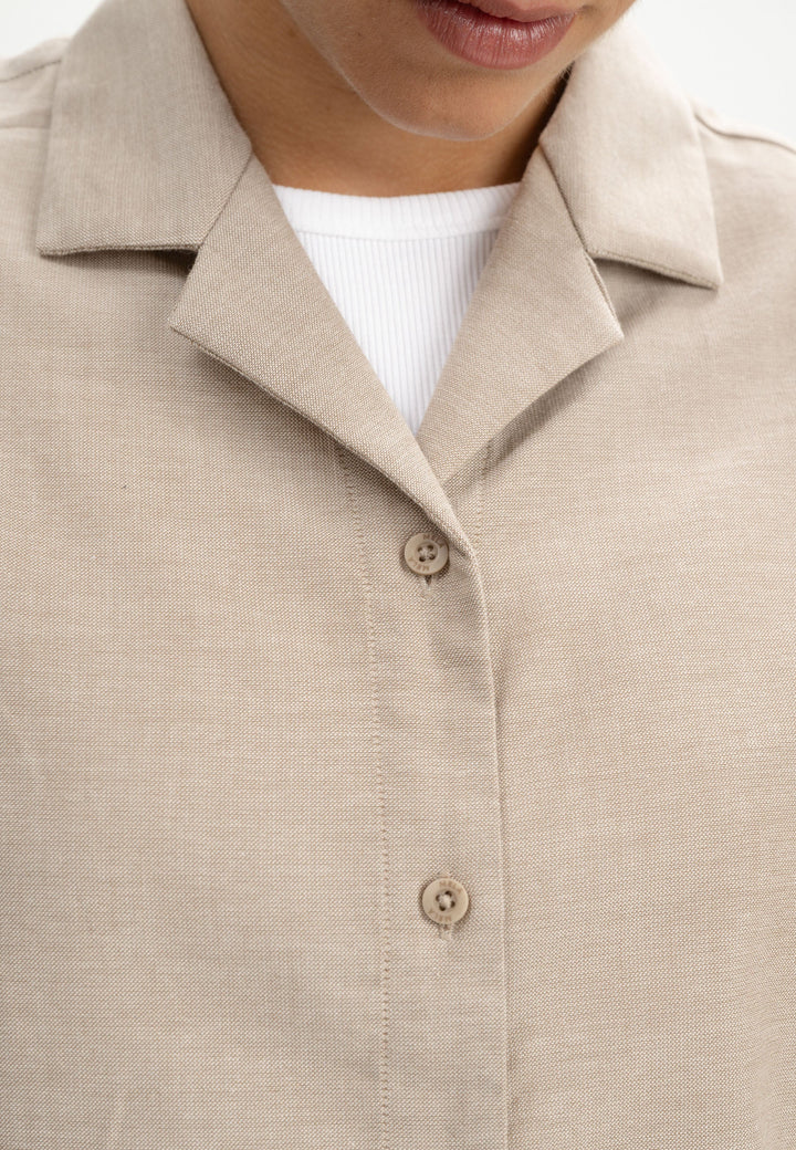 Bluse Tavleen Birke Melange von Mela, Detail Bowlingkragen und Knöpfe