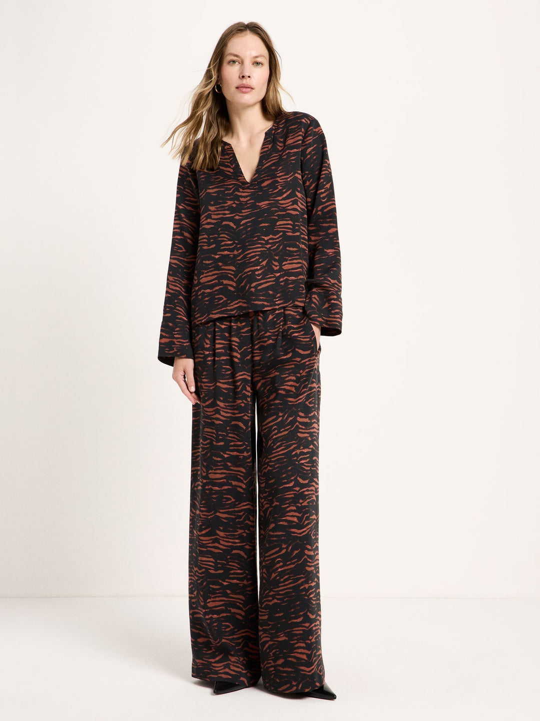 Bluse Tencel Print Animal Stripes Chocolate von Lanius am Model