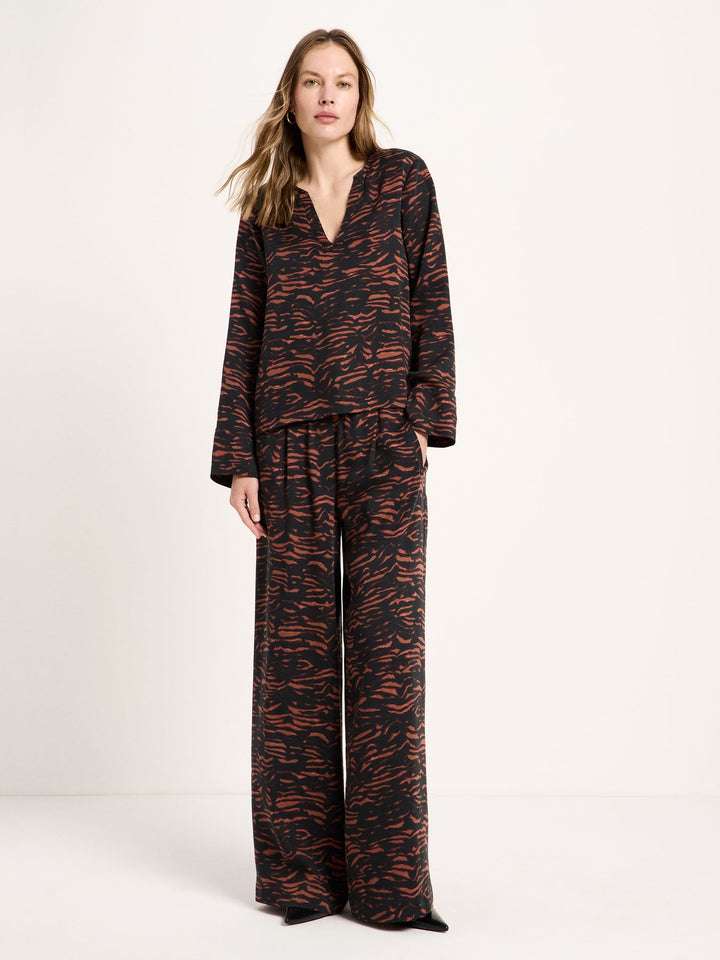 Bluse Tencel Print Animal Stripes Chocolate von Lanius am Model