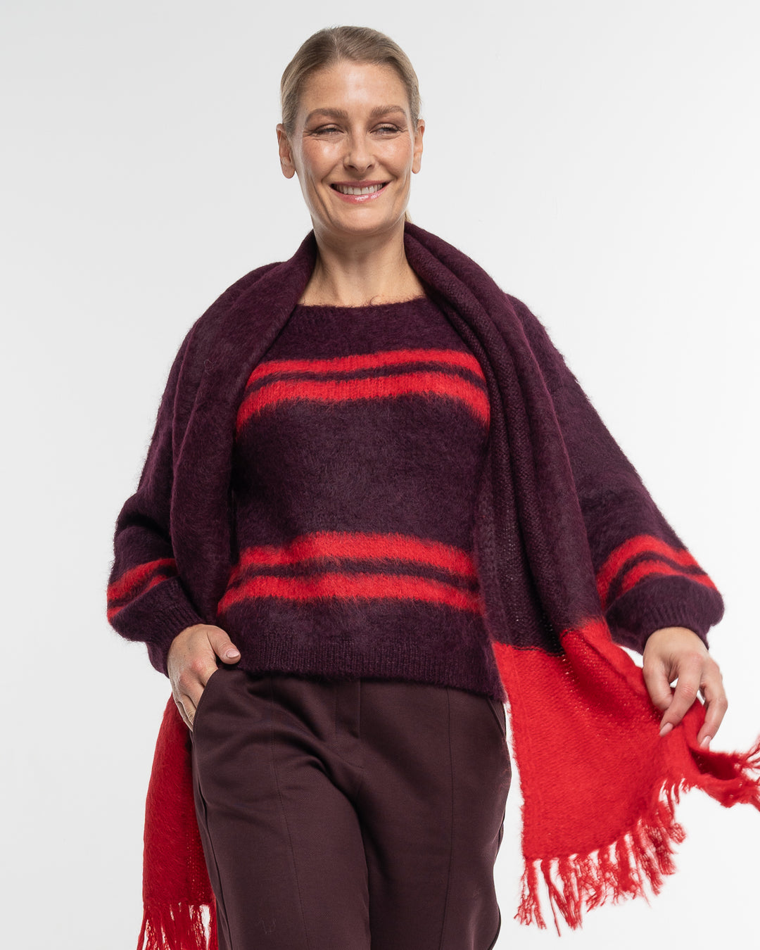 Brushed Scarf Plum von Alma & Lovis am Model