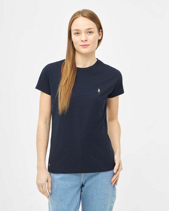 Frau trägt das Circular TreeShirt Women in Dark Navy von NIKIN