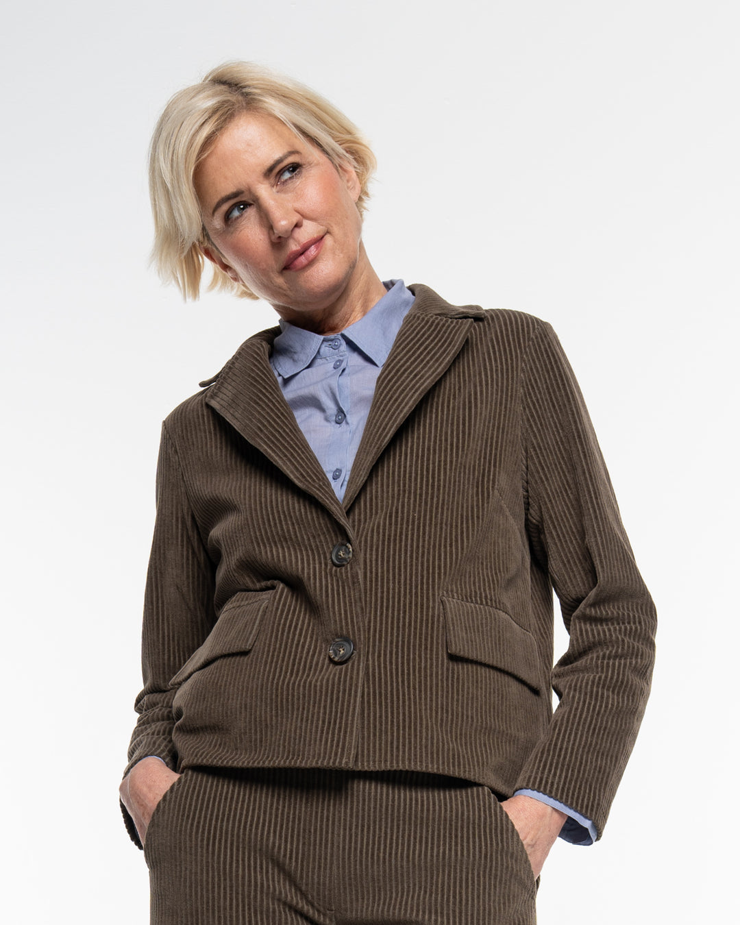 Cord Blazer in Iron von Alma & Lovis, getragen von einem Model