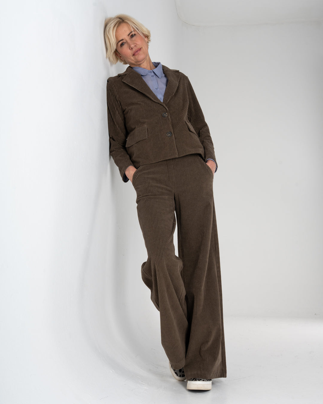 Cord Blazer Iron von Alma & Lovis, Ganzkörperansicht