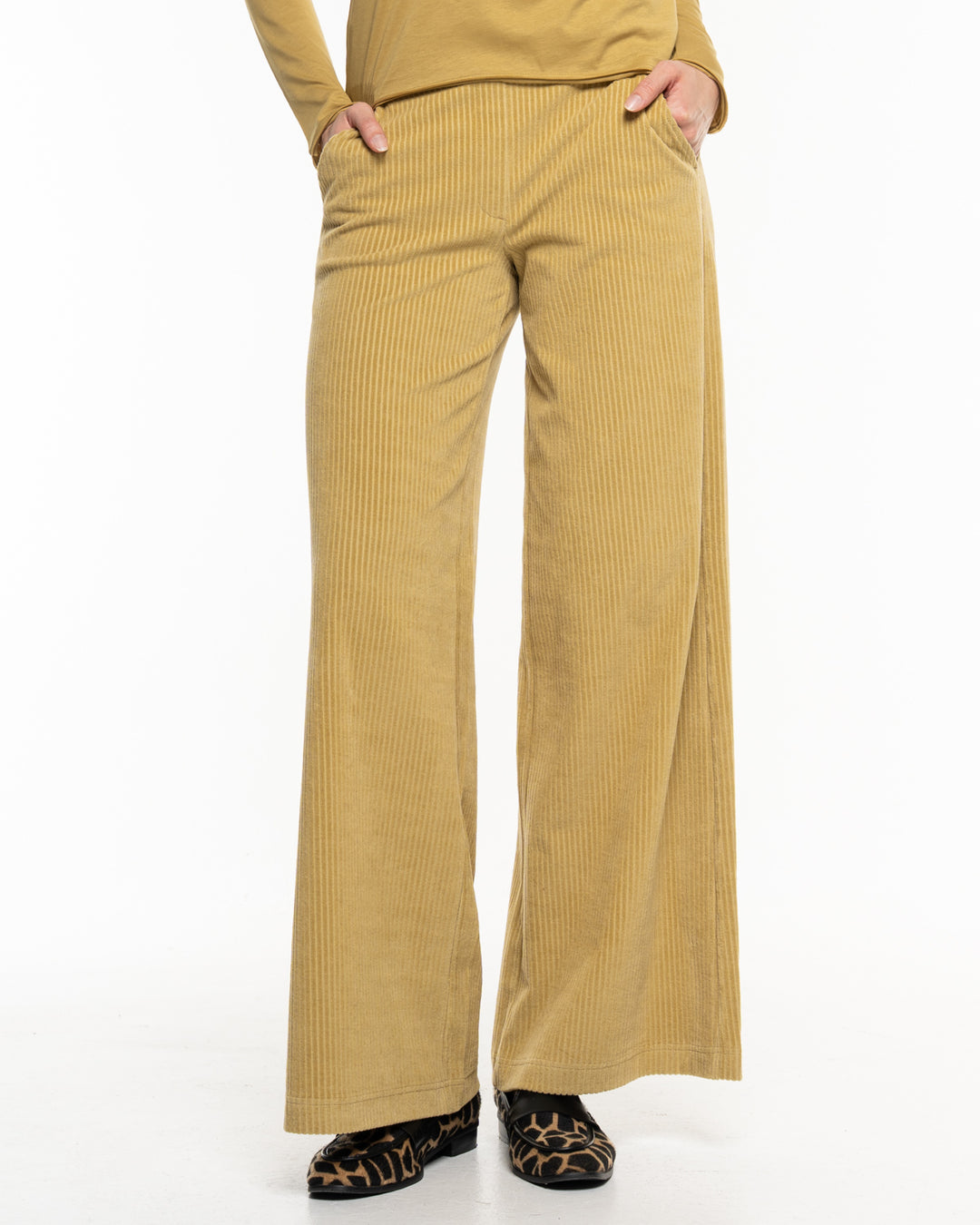 Cord Hose Marlene in Hemp von Alma & Lovis, getragen von einem Model