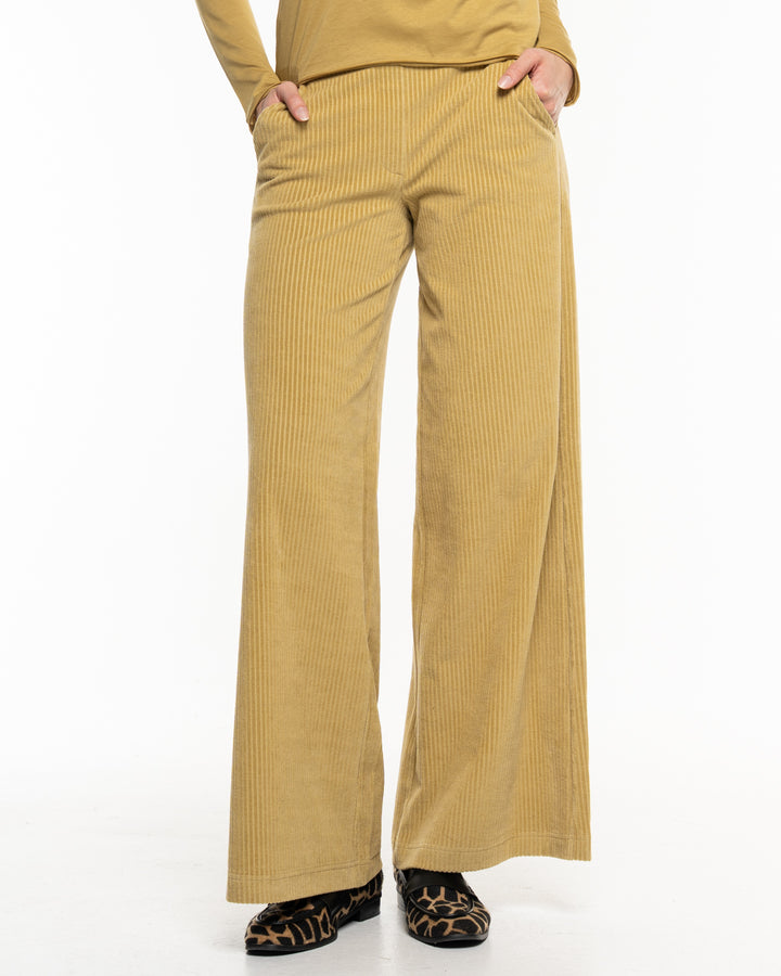 Cord Hose Marlene in Hemp von Alma & Lovis, getragen von einem Model