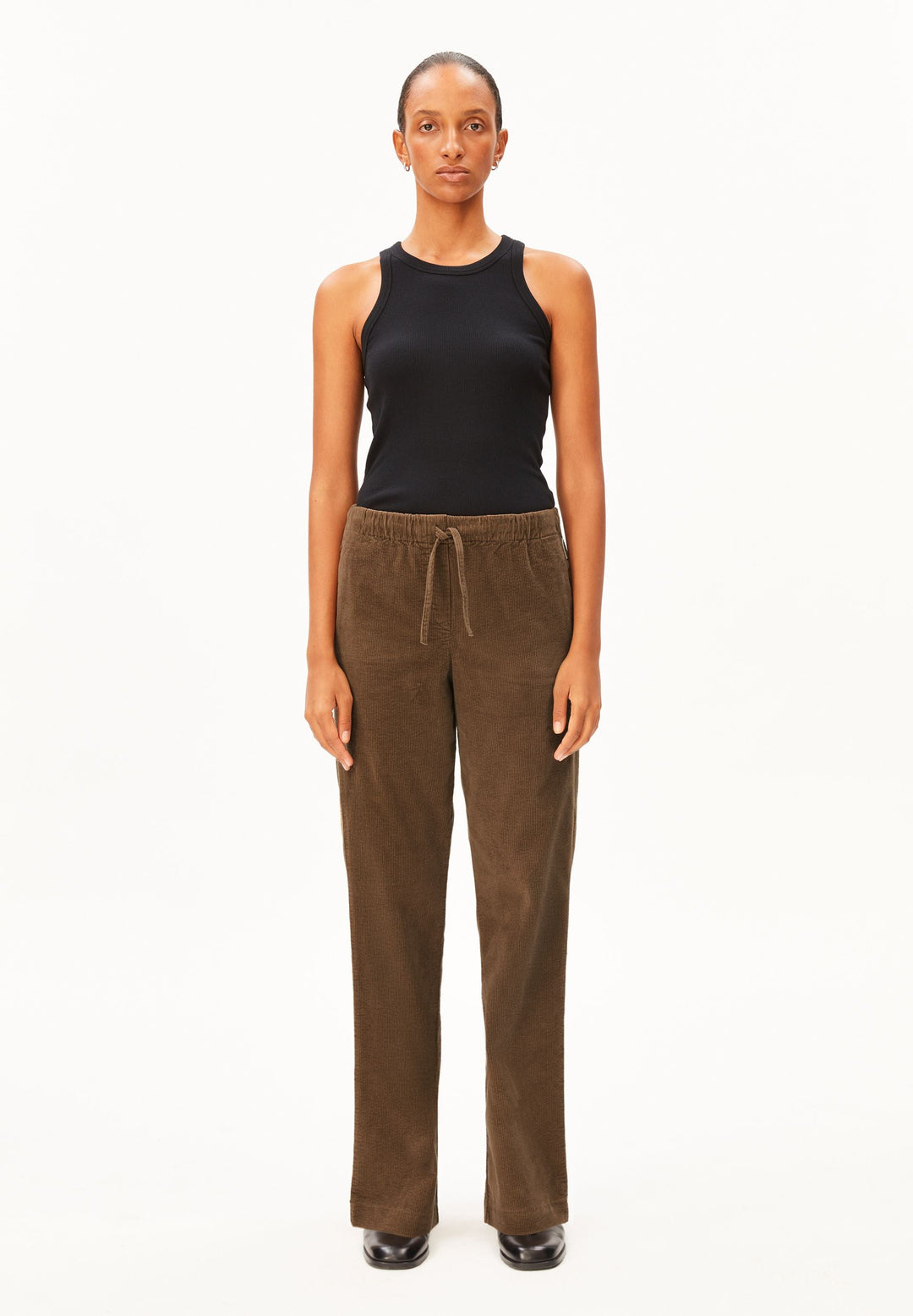 Cordhose JAIMILAA Amberwood von Armedangels am Model von vorne