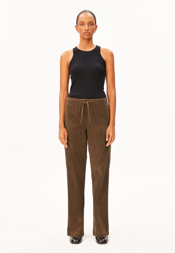 Cordhose JAIMILAA Amberwood von Armedangels am Model von vorne