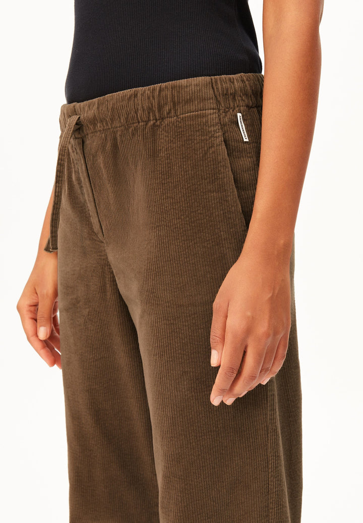 Cordhose JAIMILAA Amberwood von Armedangels Seitenansicht mit Tasche