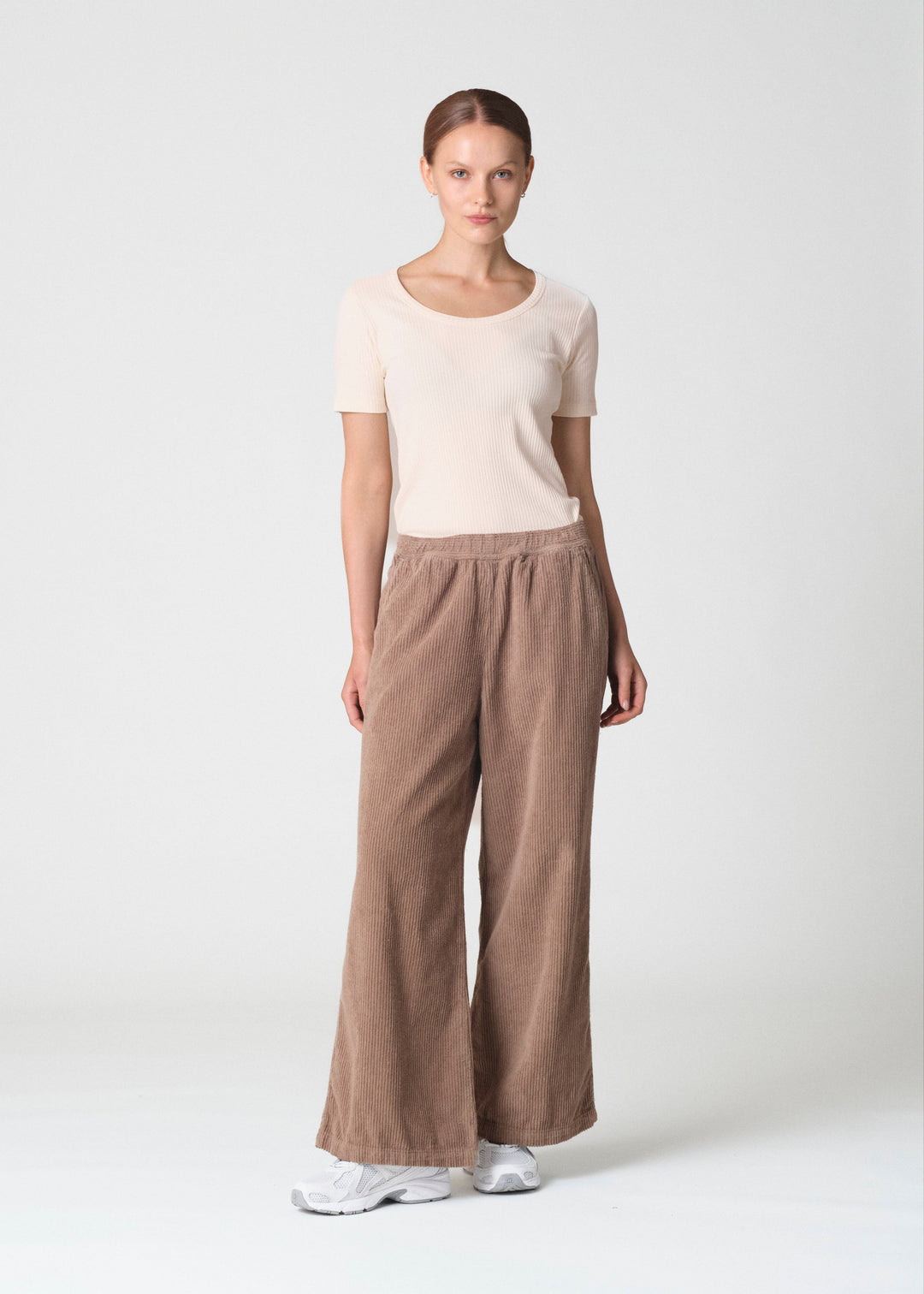 Cordhose Kaja Cashew von Klitmøller Collective Ansicht 2