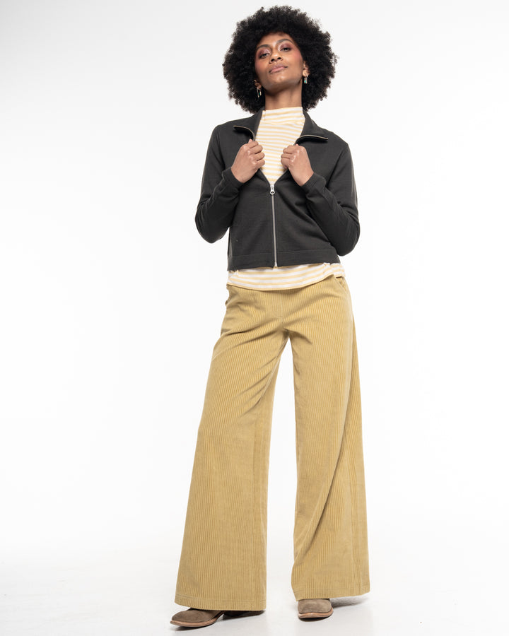 Cot-Wool Kurzjacke Shale von Alma & Lovis am Model