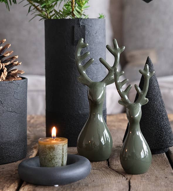 Deko Hirsche OOhh Deer Glossy Hunting Green als Weihnachtsdeko auf dem Tisch