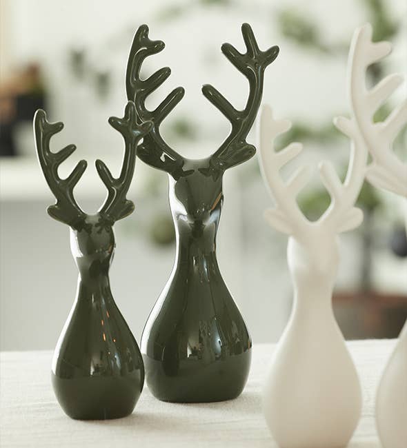 Deko Hirsche OOhh Deer Hunting Green neben weissem Hirsch als Dekoration