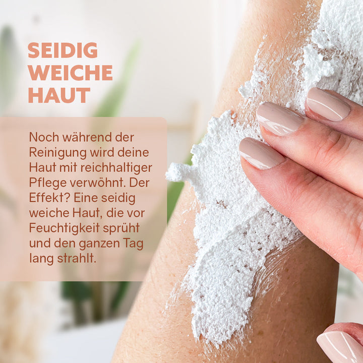 Dusch-Fluff Mandelmilch Glas auf dem Arm aufgetragen