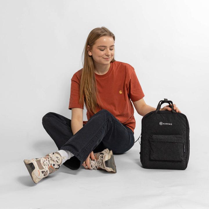 Rucksack Qube schwarz von Airpaq mit Model