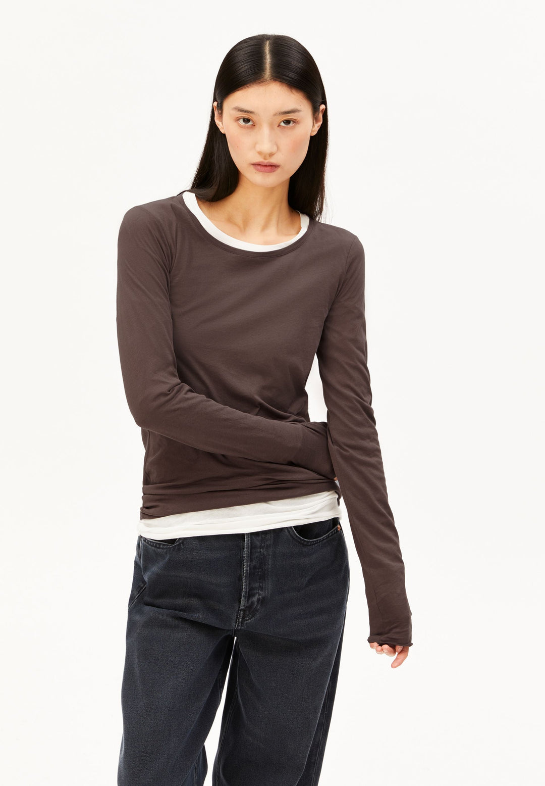 Langarmshirt EINIAARA Soft Claystone von Armedangels am Model von vorne
