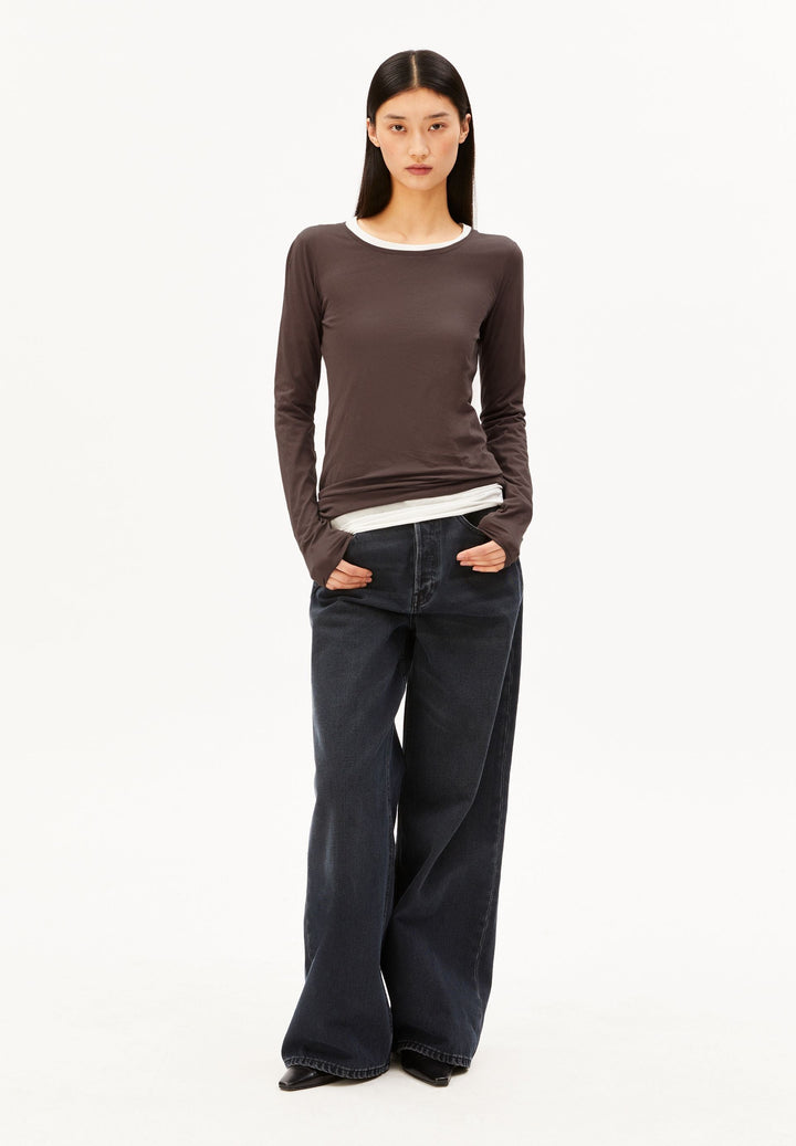 Langarmshirt EINIAARA Soft Claystone von Armedangels Ganzkörperansicht am Model mit weiter Jeans