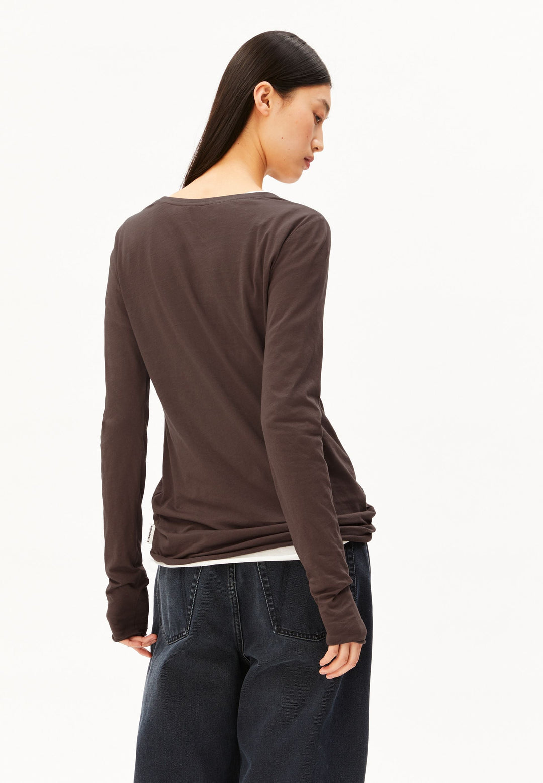 Langarmshirt EINIAARA Soft Claystone von Armedangels Rückansicht am Model