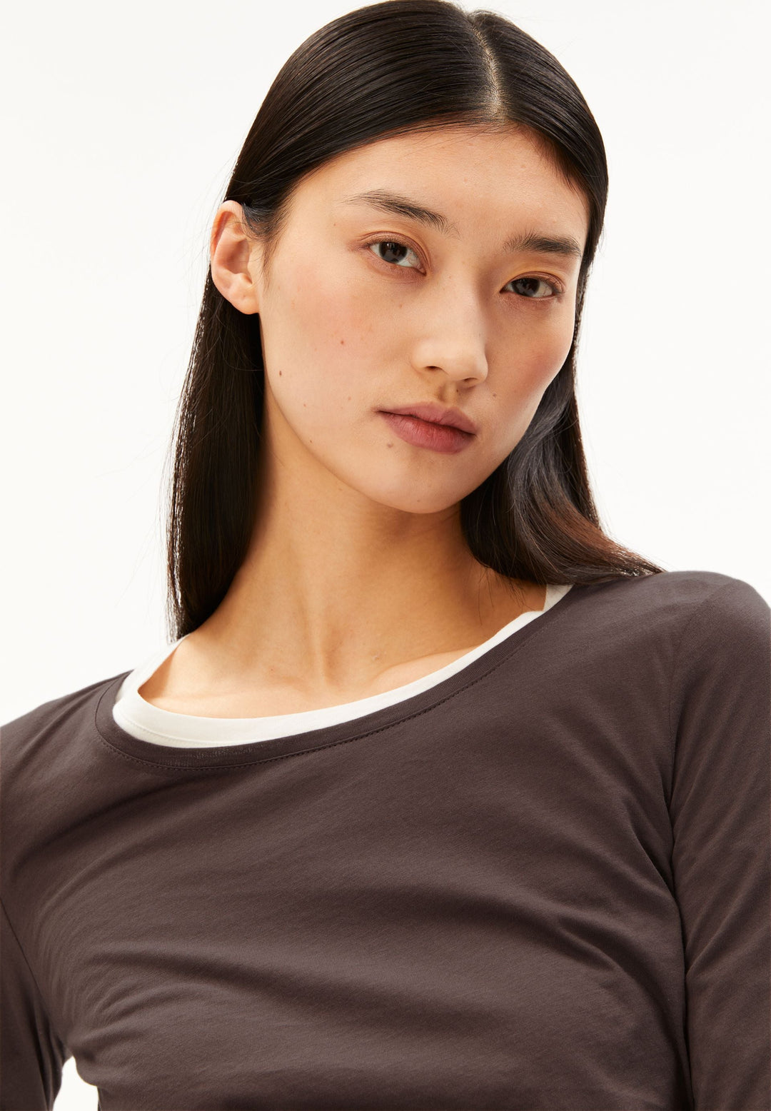 Langarmshirt EINIAARA Soft Claystone von Armedangels Nahaufnahme Rundhalsausschnitt am Model
